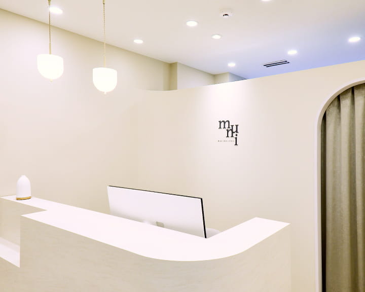 白を基調とした柔らかい雰囲気のクリニック受付カウンター